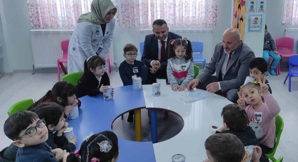 Minikler kumbaralarındaki harçlıklarını Filistin için bağışladı