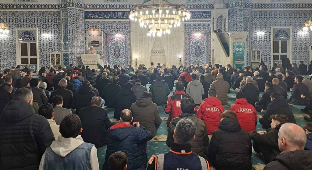 Eller ve gönüller semaya açıldı