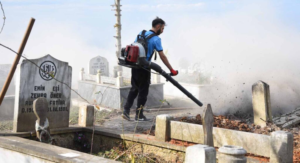 Mezarlıklarda bakım onarım çalışmaları sürüyor