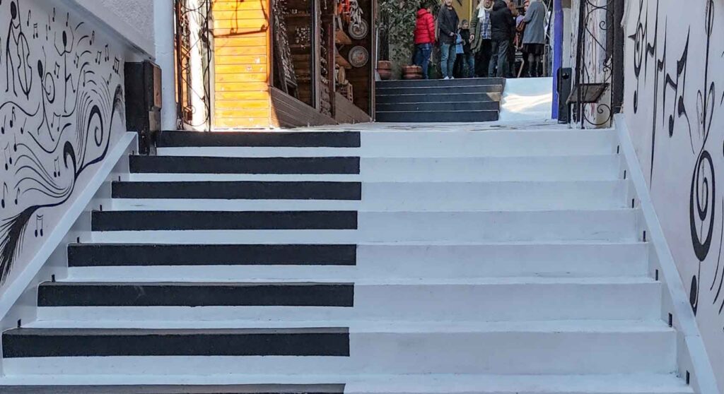 Karadeniz’in ilk ve tek piyano sokağı Giresun’a çok yakıştı