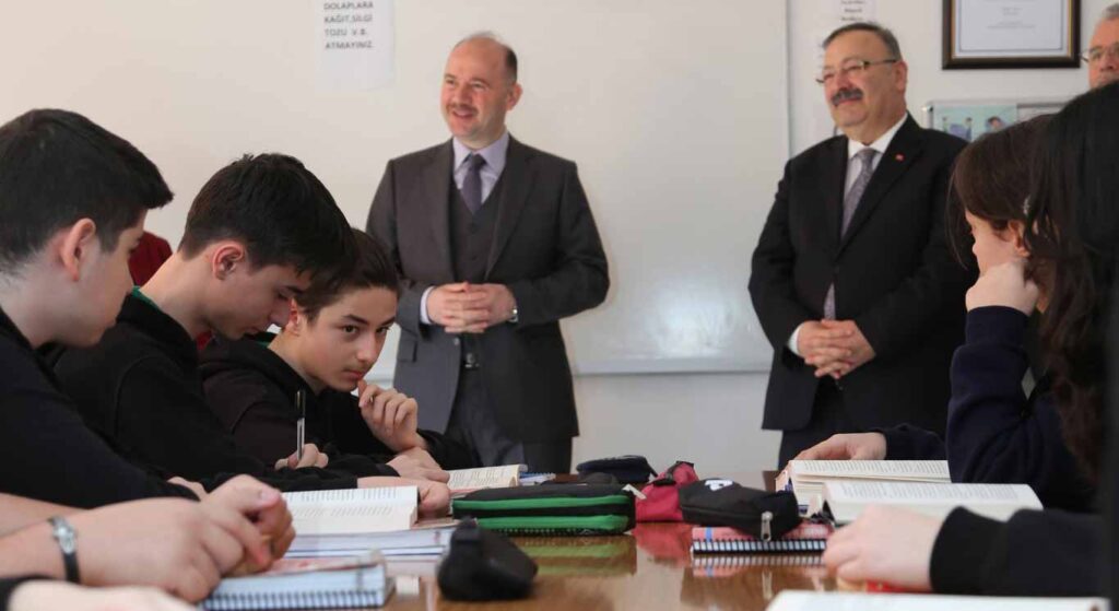 Vali Serdengeçti, Hamdi Bozbağ Anadolu Lisesini ziyaret etti