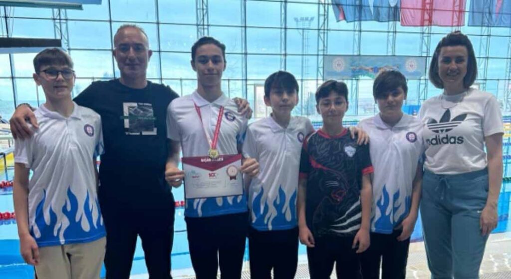 Yüzme sporcularımız gururumuz oldu