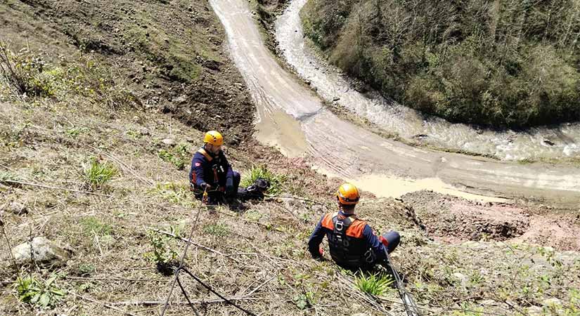 AFAD’dan, uçuruma düşen köpeğe operasyon!