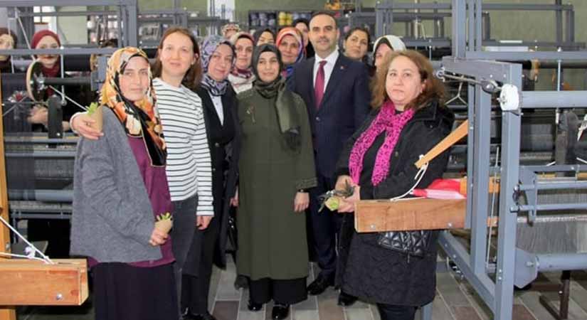 Bakan Kacır’dan ‘Kadınlar Dokuyor’ atölyesine ziyaret