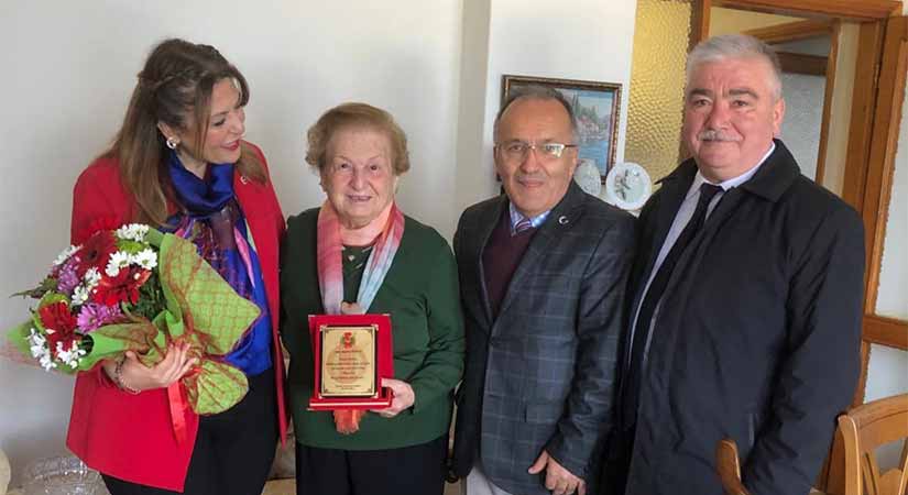 Kadın gazetecilere Dünya Kadınlar Günü plaketi