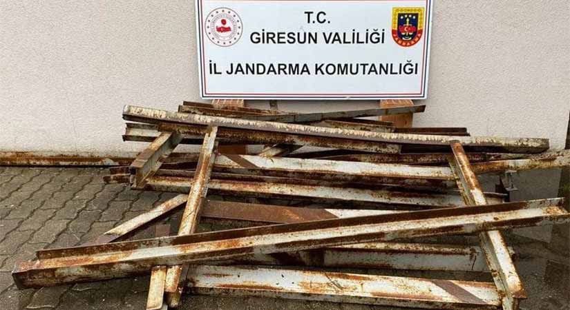 Köprü demirlerini çaldı