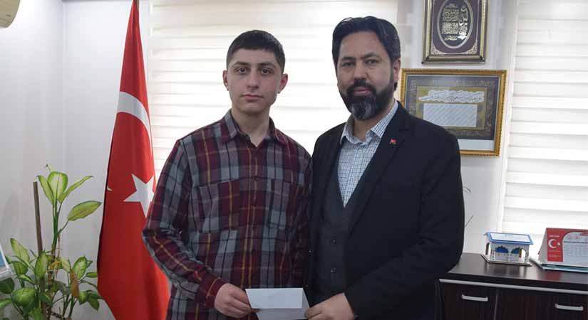 Müftü Gülbe’den öğrenciye ödül