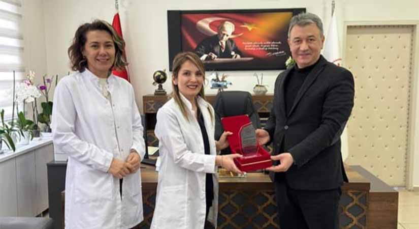 Başhekim Korkmaz’dan Hemşire Yılmaz’a başarı plaketi