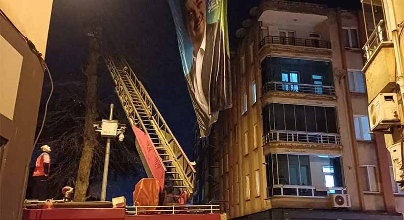 Pankartları olsun kendi cebinden astır