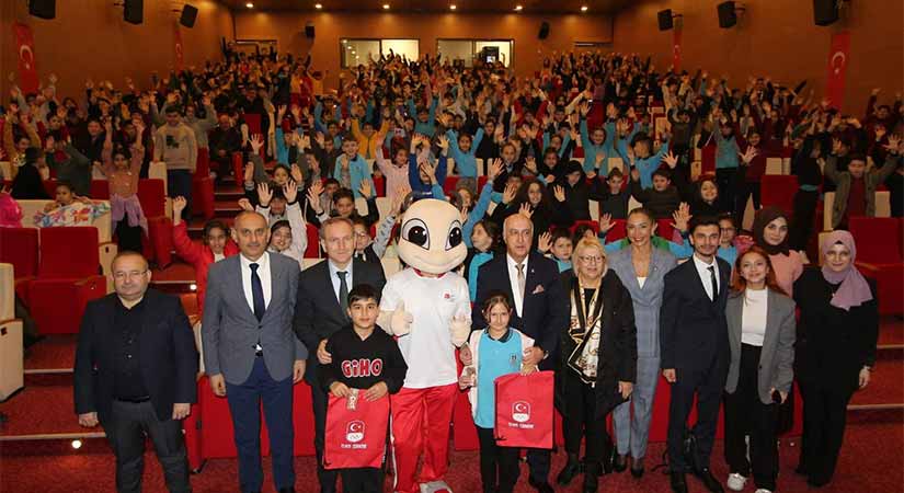 Maskot “Oli“ çocukları eğlendirdi!