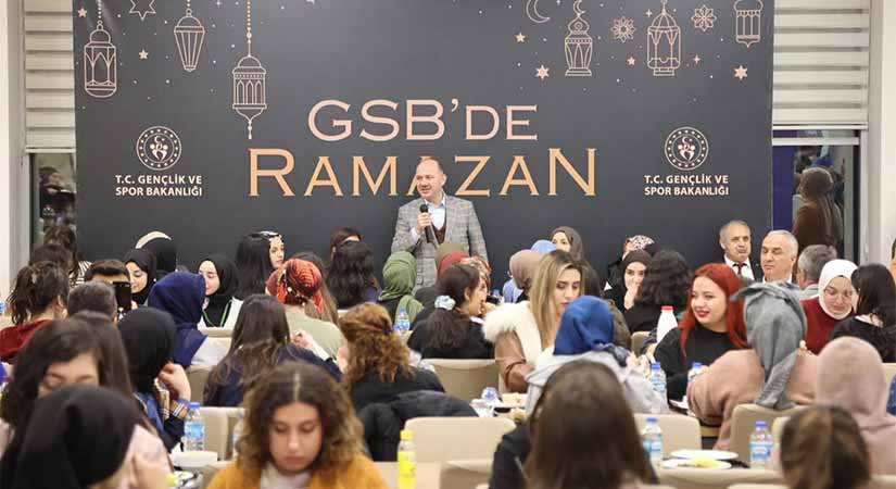 Vali Serdengeçti, iftarını öğrencilerle açtı