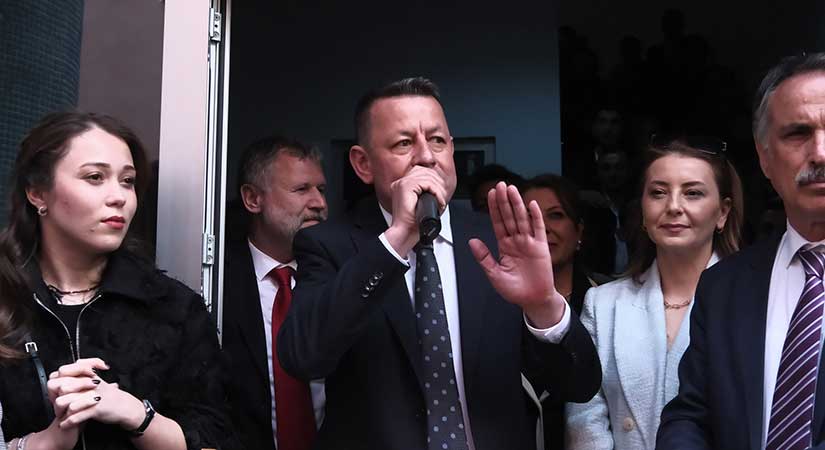 İlk icraatı belediyenin tabelasını değiştirmek oldu