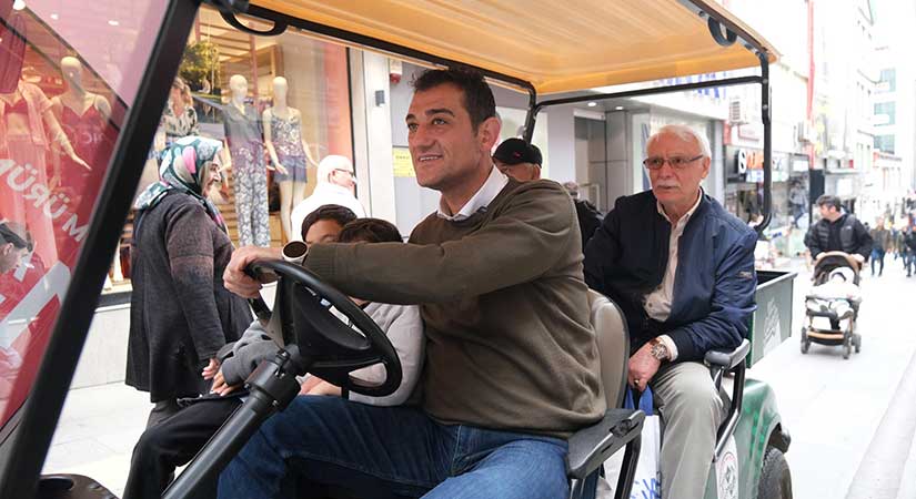 Sadece siyasetçi değil sokaktan birisi olduğunu da ortaya koydu