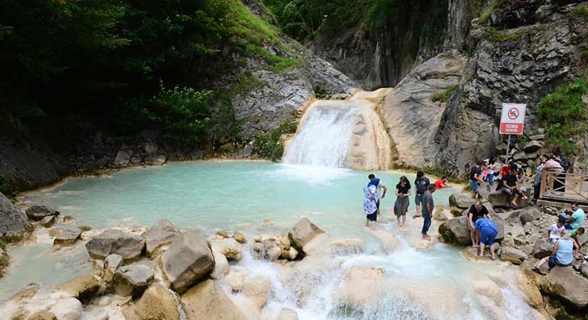 Acun Ilıcalı, mavi gölü dünyaya tanıttı