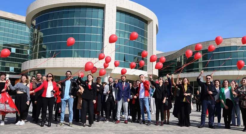 Kırmızı balonlar otizm farkındalığı için uçuruldu