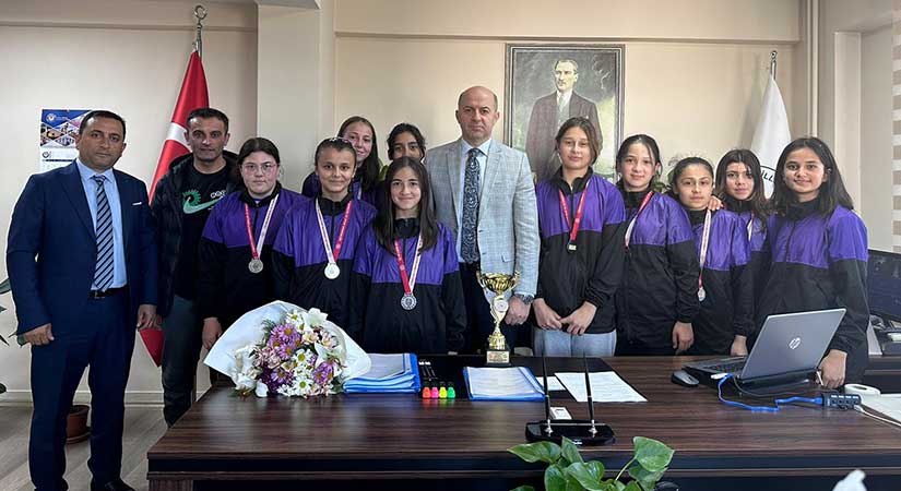 Öztürk öğrencileri tebrik etti