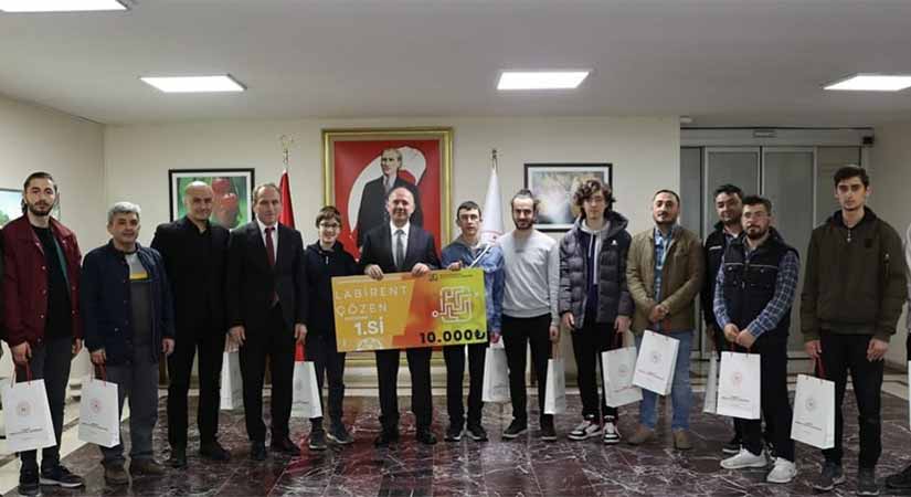 Şampiyon robot ekibi makamda