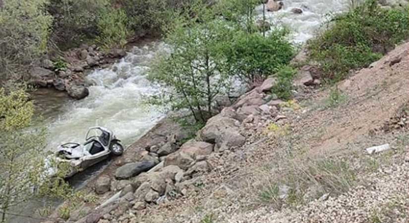 Otomobil dereye devrildi, sürücü hayatını kaybetti