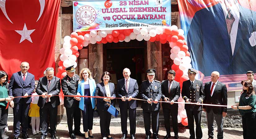 Çocukların Eserlerini İnceledi
