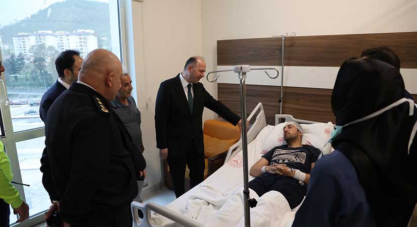 Vali Serdengeçti’den, yaralı polislere ziyaret