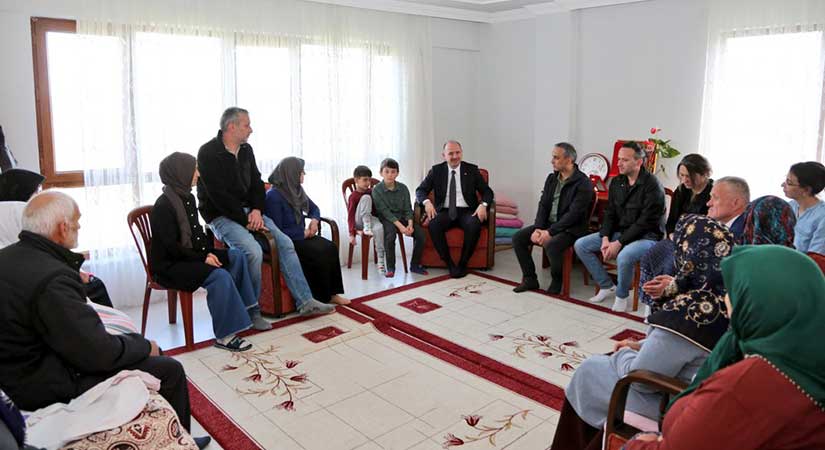 Vali Serdengeçti, şehit ve gazilerin yanında