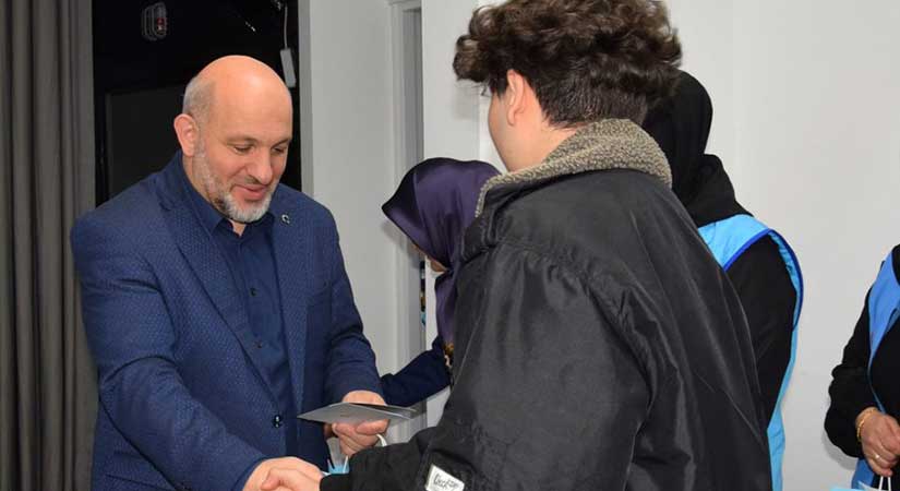 Yetim çocukların bayramlık sevinci
