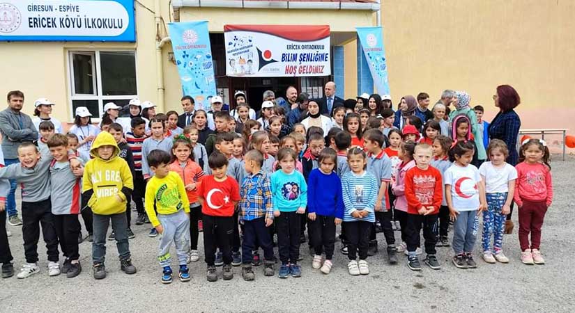 Ericek Ortaokulunda ‘TÜBİTAK 4006 Bilim Fuarı’ açıldı