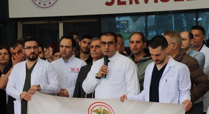 GEAH girişinde toplanan sağlık çalışanları tepkileri ortaya koydu