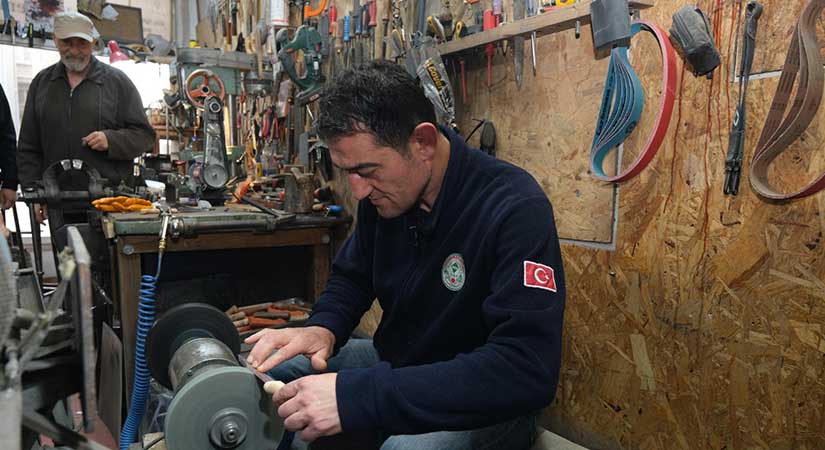 Başkan Köse iş elbiselerini giyip temizlik işçileriyle birlikte çalıştı