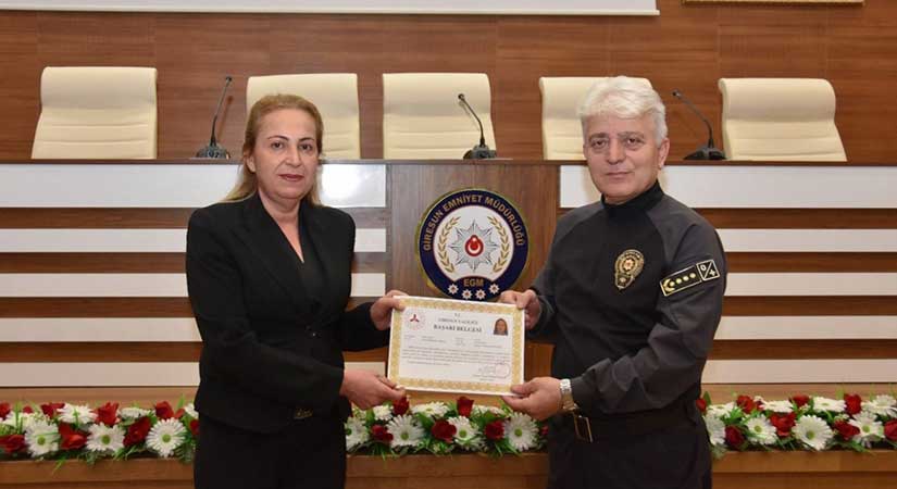 Müdür Güzelyazıcı’ dan, başarılı  polislere ödül