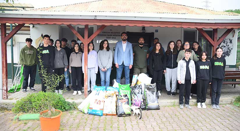 Öğrenciler hayvanat bahçesine mama desteği