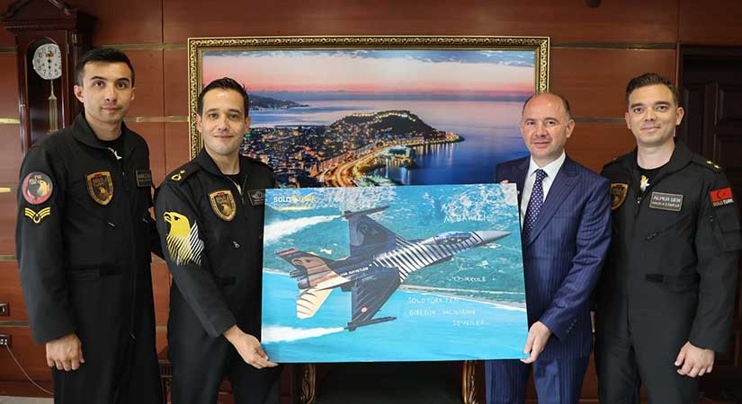 Vali Serdengeçti ile Başkan Köse, Solotürk ekibini ağırladı