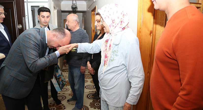 Vali Serdengeçti’den Şehit Annesine “Anneler Günü” ziyareti