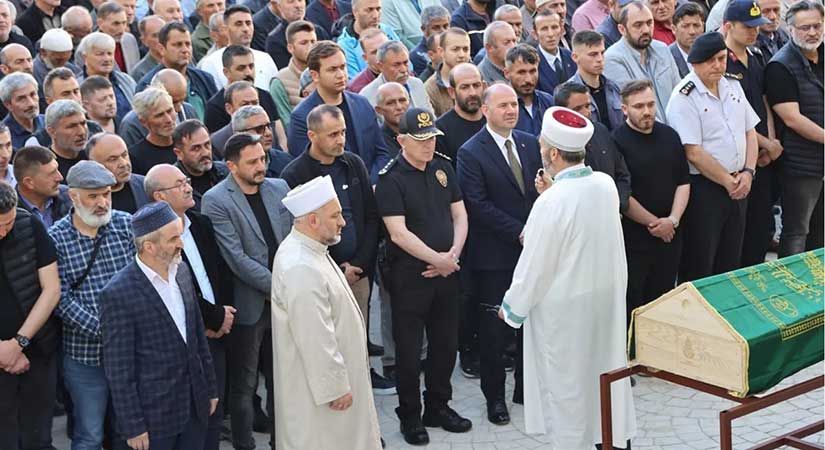 Şehit Burakcan Karamanoğlu’nun babasının cenazesine katıldı