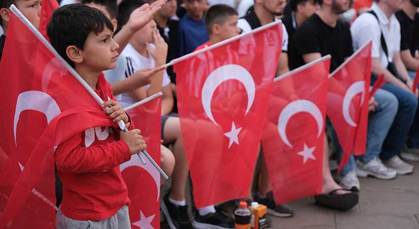 Milli maç dev ekranda coşkuyla izlendi