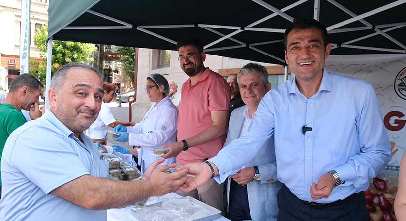 Belediye tarafından vatandaşlara aşure ikramında bulunuldu