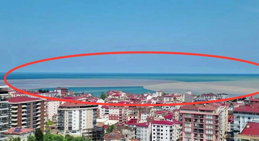 İki dere suyunun denizle karışmadığı görüntüler büyüledi