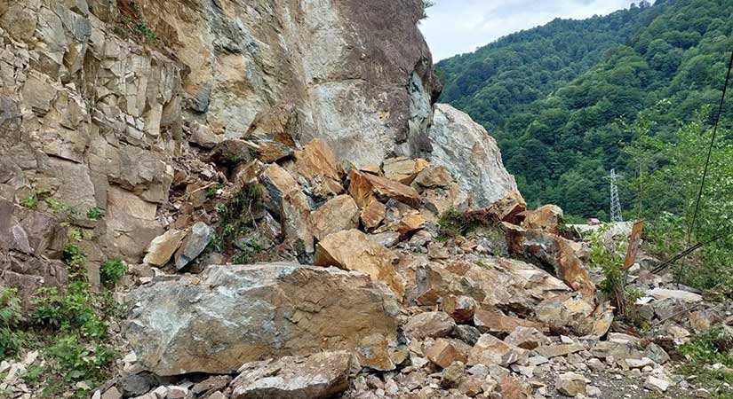 Espiye- Ericek yolunda heyelan