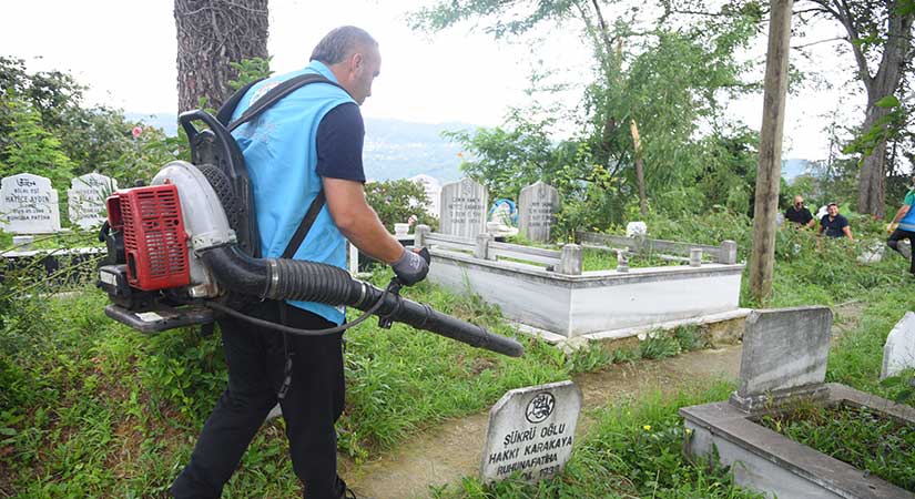 Mezarlıklarda temizlik ve bakım çalışmaları devam ediyor