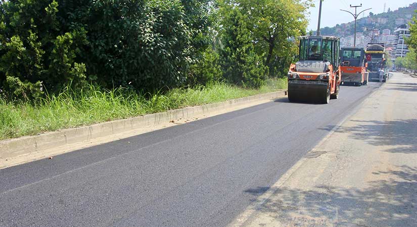 Sahil toplama yolda asfaltlama çalışması yapılıyor