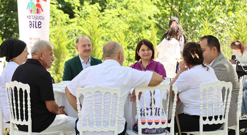 Vali Serdengeçti ve eşi koruyucu ailelerle buluştu