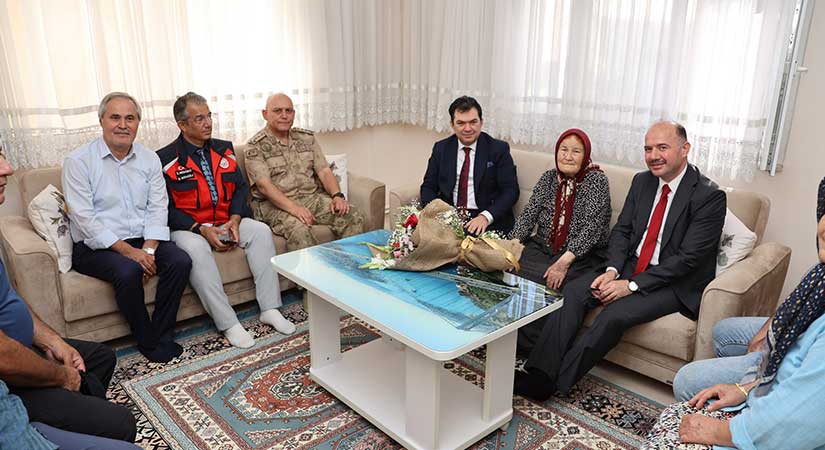 Validen duygu dolu şehit ailesi ziyareti