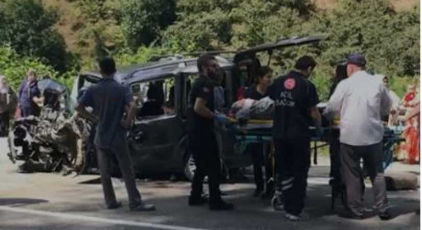 Dereli’de iki araç kafa kafaya çarpıştı 9 kişi ağır yaralı