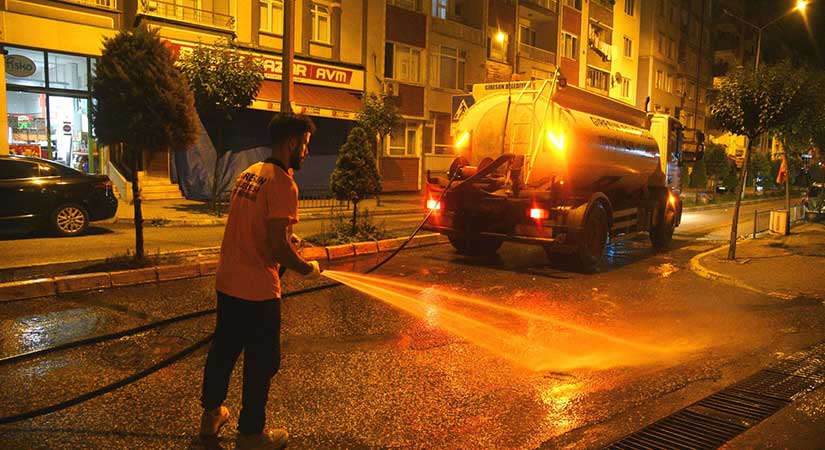 Giresun Belediyesi’nden gece temizlik operasyonu