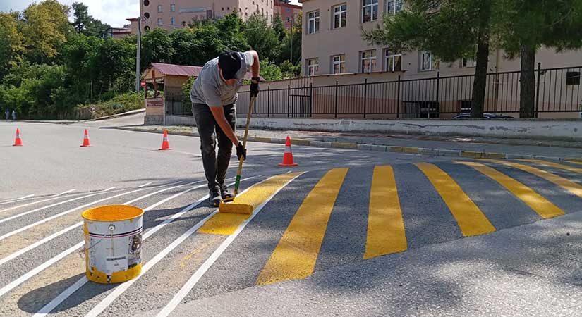 Yaya geçitleri yenileniyor, sürücüler uyarılıyor