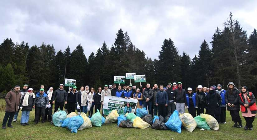 Gençlik merkezi gönüllüleri çöpleri topladı