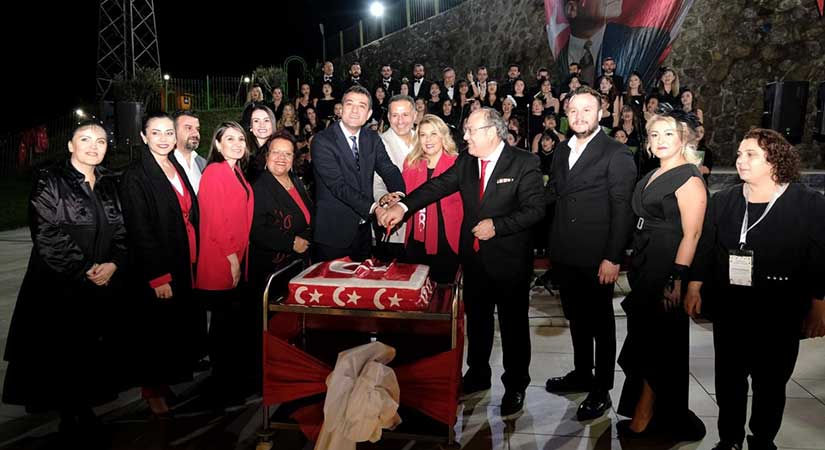 Cumhuriyet pastası coşkuyla kesildi