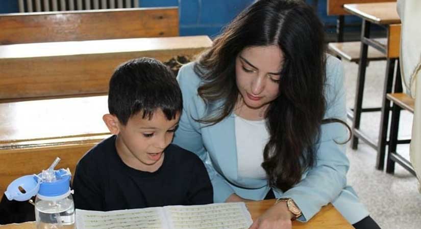 Kaymakam Sarı, öğrencilerle kucaklaştı