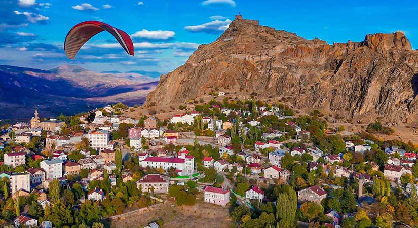 Şebinkarahisar’ da paraşüt şöleni