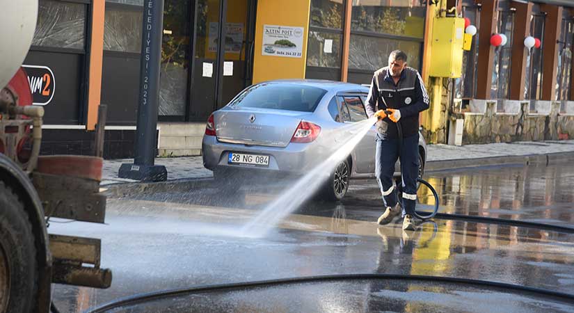 Caddelerde kapsamlı temizlik ve yıkama
